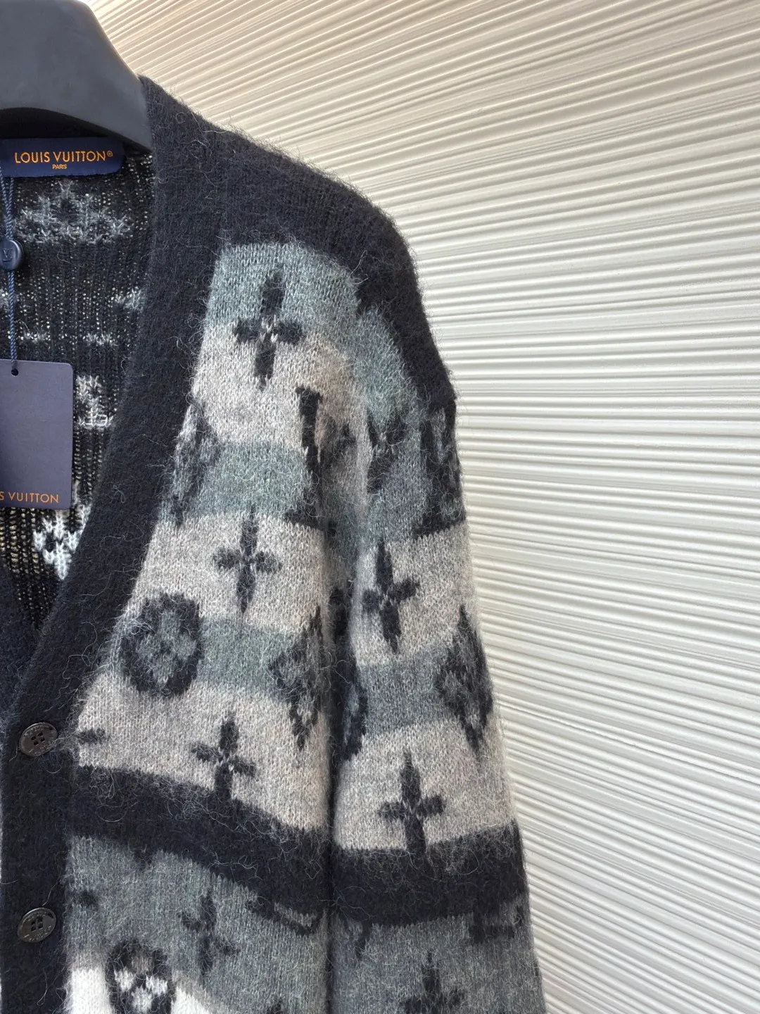 LOUIS VUITTON gradient mohair cardigan ●Original version: Purchased and developed by 15989 ●Item number: 1680803-C75 ●Fabric: mohair fabric ●Technology: knitting ●Version: loose fit ●Weight: about 685 grams ●Size: XS-S-M-L ●Description: Custom-woven mohair 67% + nylon 28% + sheep wool 5% yarn, purchased rich and finely ground mohair, imported Stoll weaving, full body alignment and stripe stitching, with black and white gray tones to highlight the full Monogram For the pattern, the mohair has been washed and naturally milled. After the shirt is woven, you need to manually remove the dotted lines that hang the hair, draw the knots and sew them. After sewing, wash and iron them to shape, then remove the clamps and catch the hair, wash it after catching it, and finally catch the hair again to achieve the same wool feel and effect as ZP. The process is very complicated. The overall wiring is straight and delicate, the fabric is comfortable and soft, and the color is consistent without color difference. It can be matched with the same style to create a fashionable look and control various occasions. Customized accessories, complete with three standards, same style for men and women!